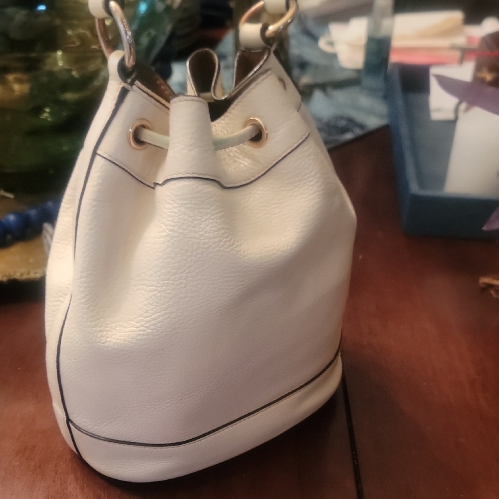Coach White and Black Shoulder Bag with Modern Design - Picture 4 of 10